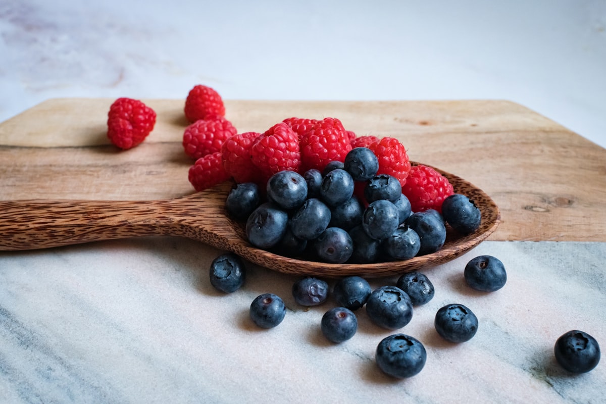 Frutta fresca in insalata con erbe aromatiche e miele